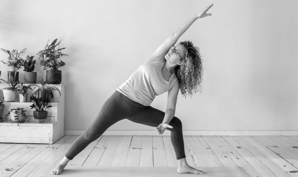 שירה בתנוחת יוגה